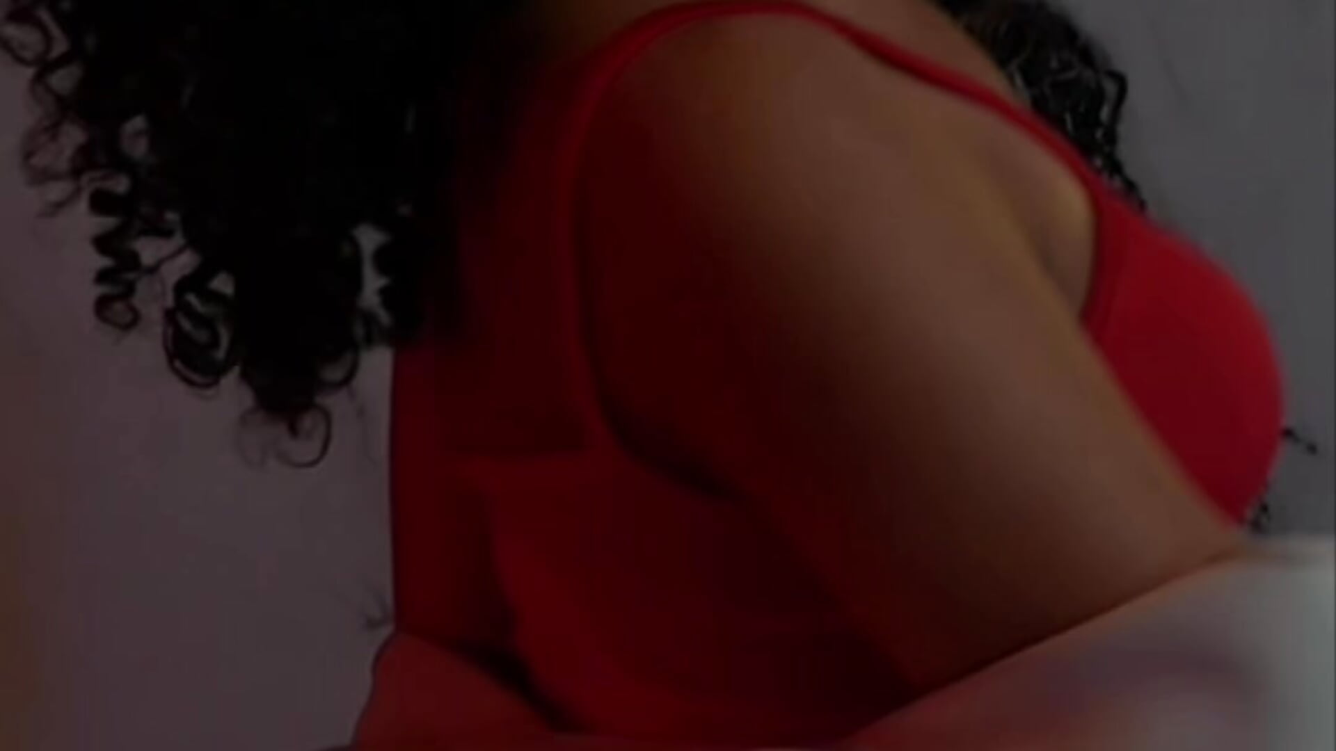 A RED DESIRE ❣ - فيديو من Gigi_Scott_ موديل الكام