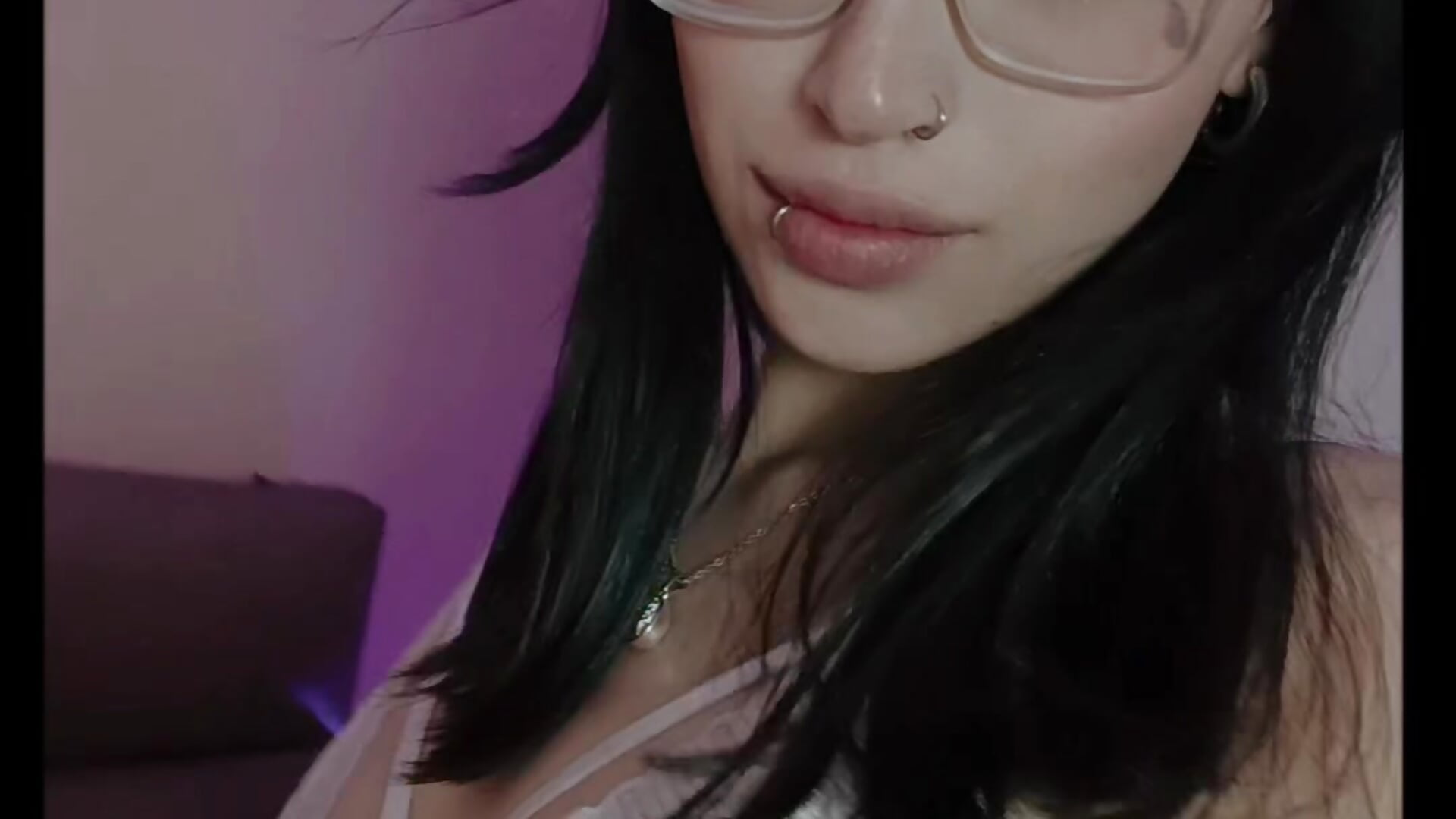 I've been wanting this for so long... are you coming? 🫦" – video af Crimsonsecretts cam-model