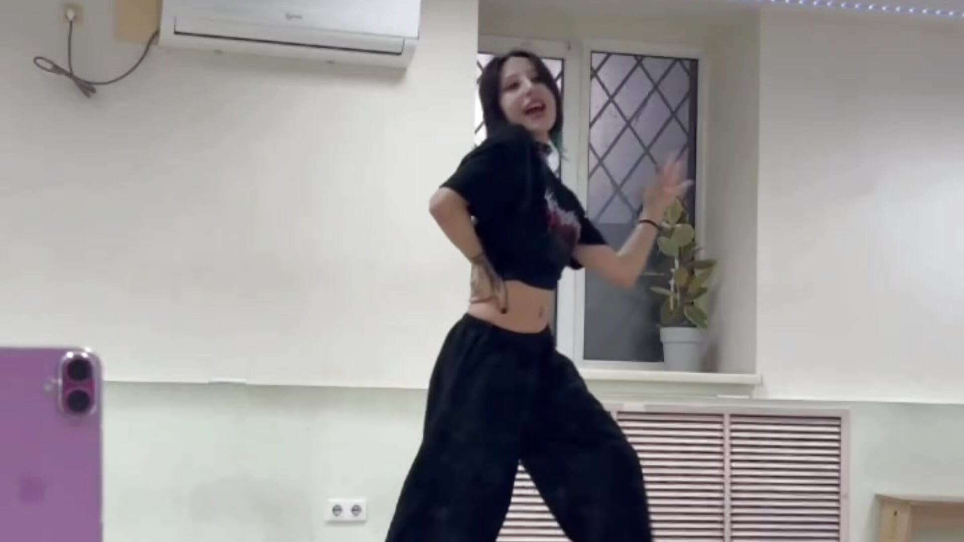 Which is better? - video by MorenaHealt cam model