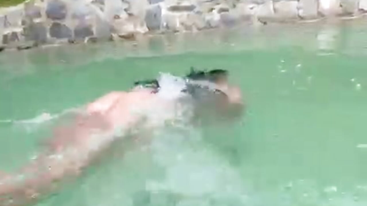 A dip with intention 😉－カメラキャストのamber_white15の動画