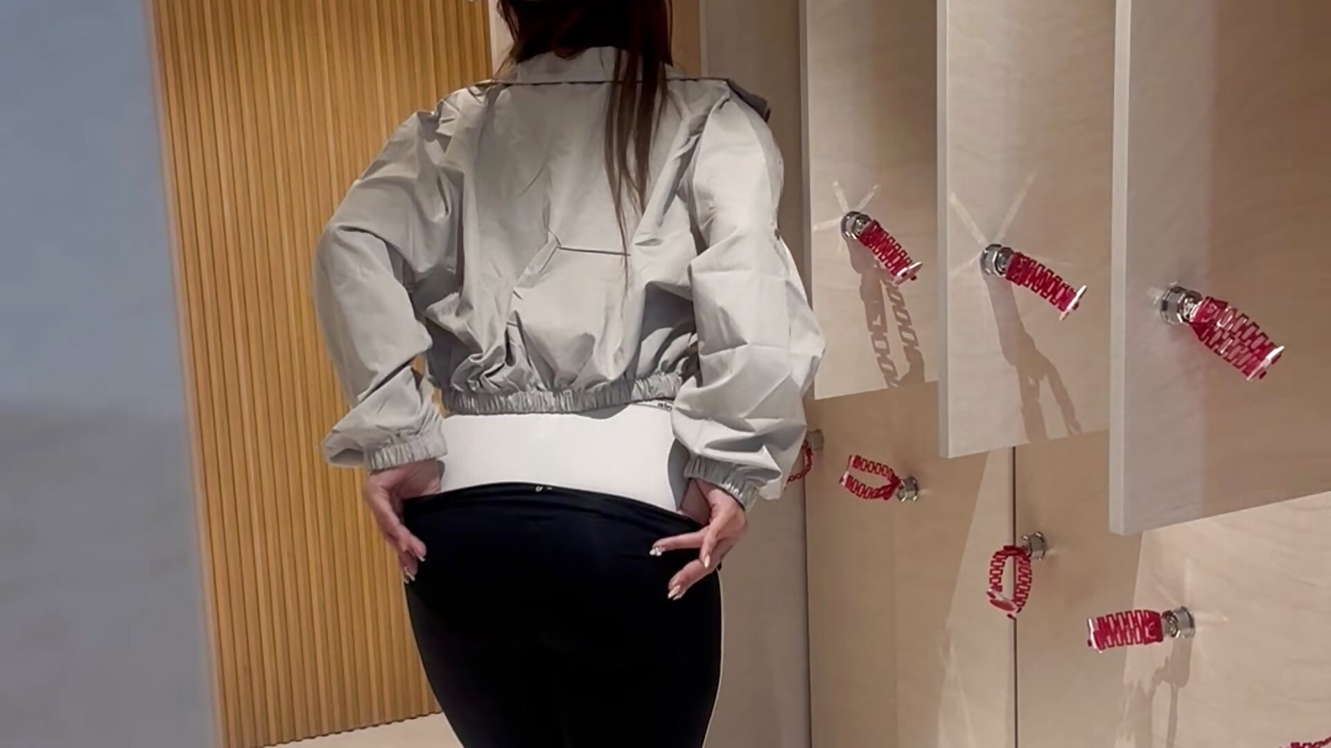 벗방녀 헬스장에서 몰래 훔쳐보다가 들킬뻔 - відео від вебкаммоделі Milk_Sola