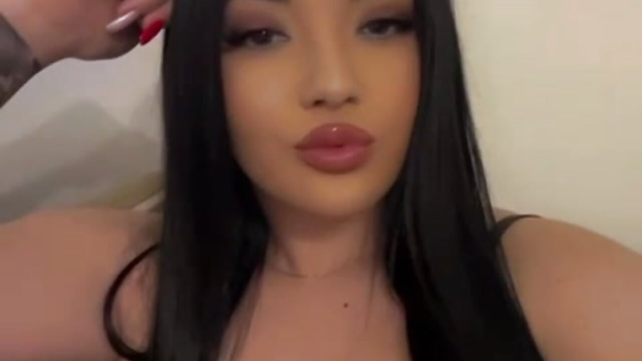 kissss - video oleh model kamera LaraBloom