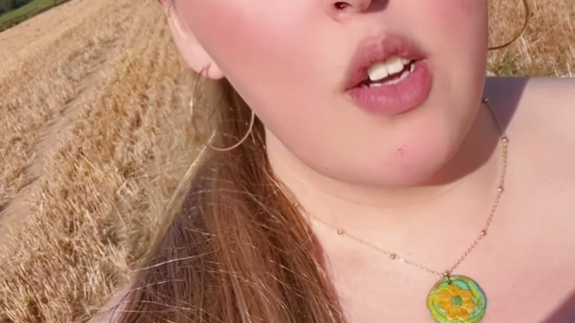 Titties bounce when I walk and sing 💋 - video by goddess_444 cam model