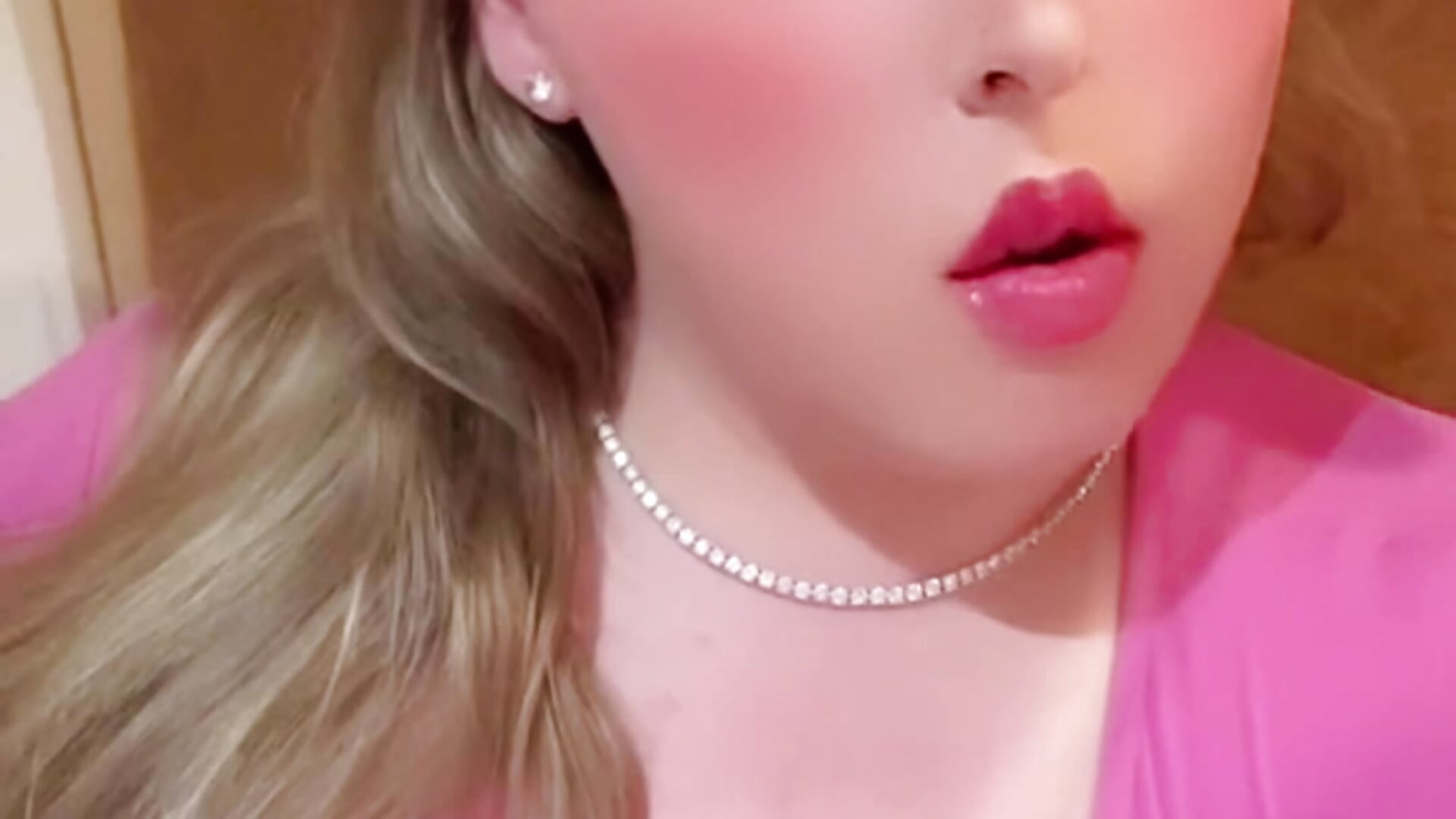 Lip syncing to music 💋 - video by goddess_444 cam model