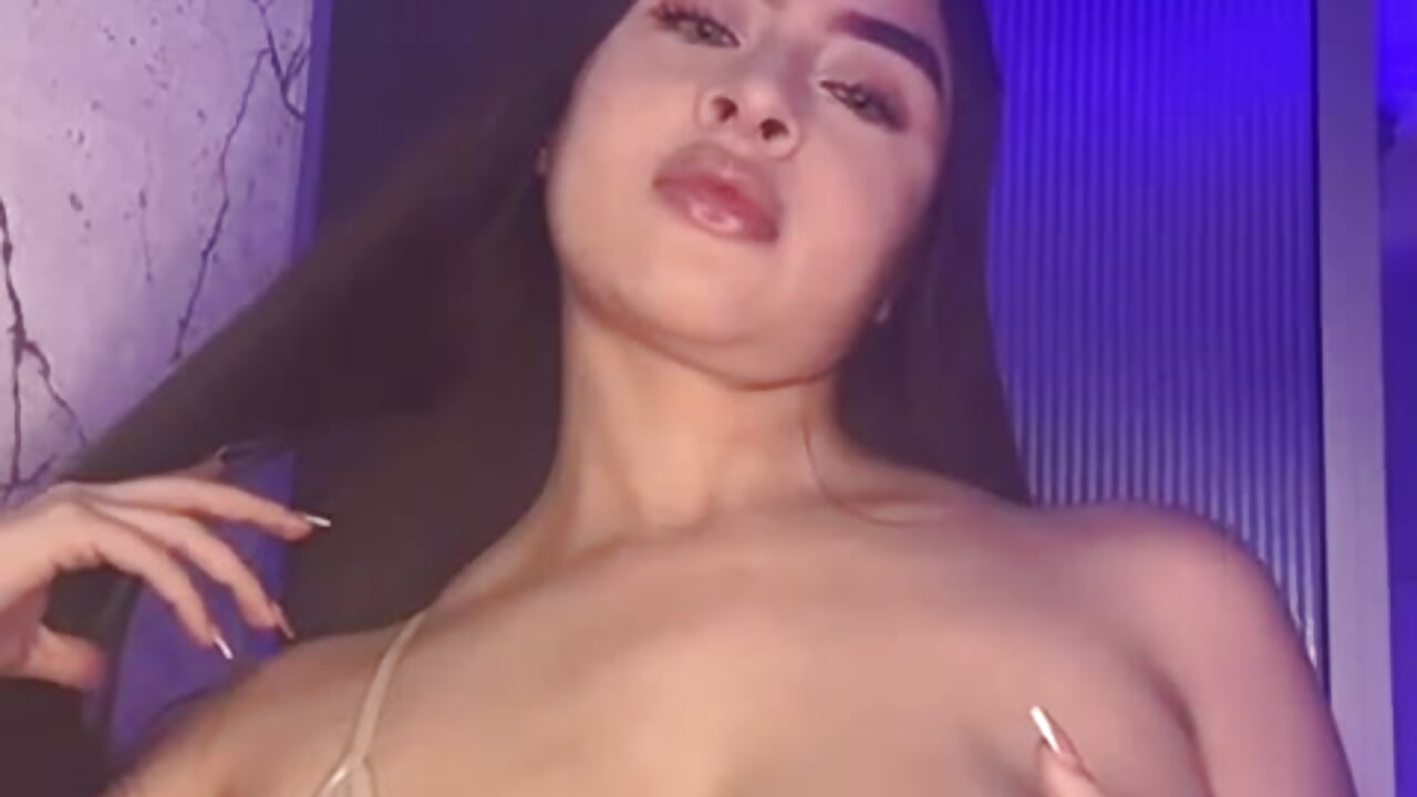 💋👉🏼MMM my horny boobs 🔥 - 視頻由 EmiliClarke 主播提供