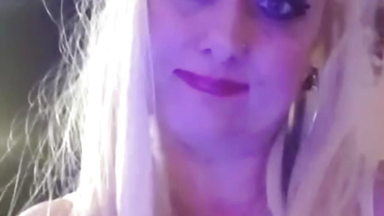 look at me - video by xHot_Amazonq cam model