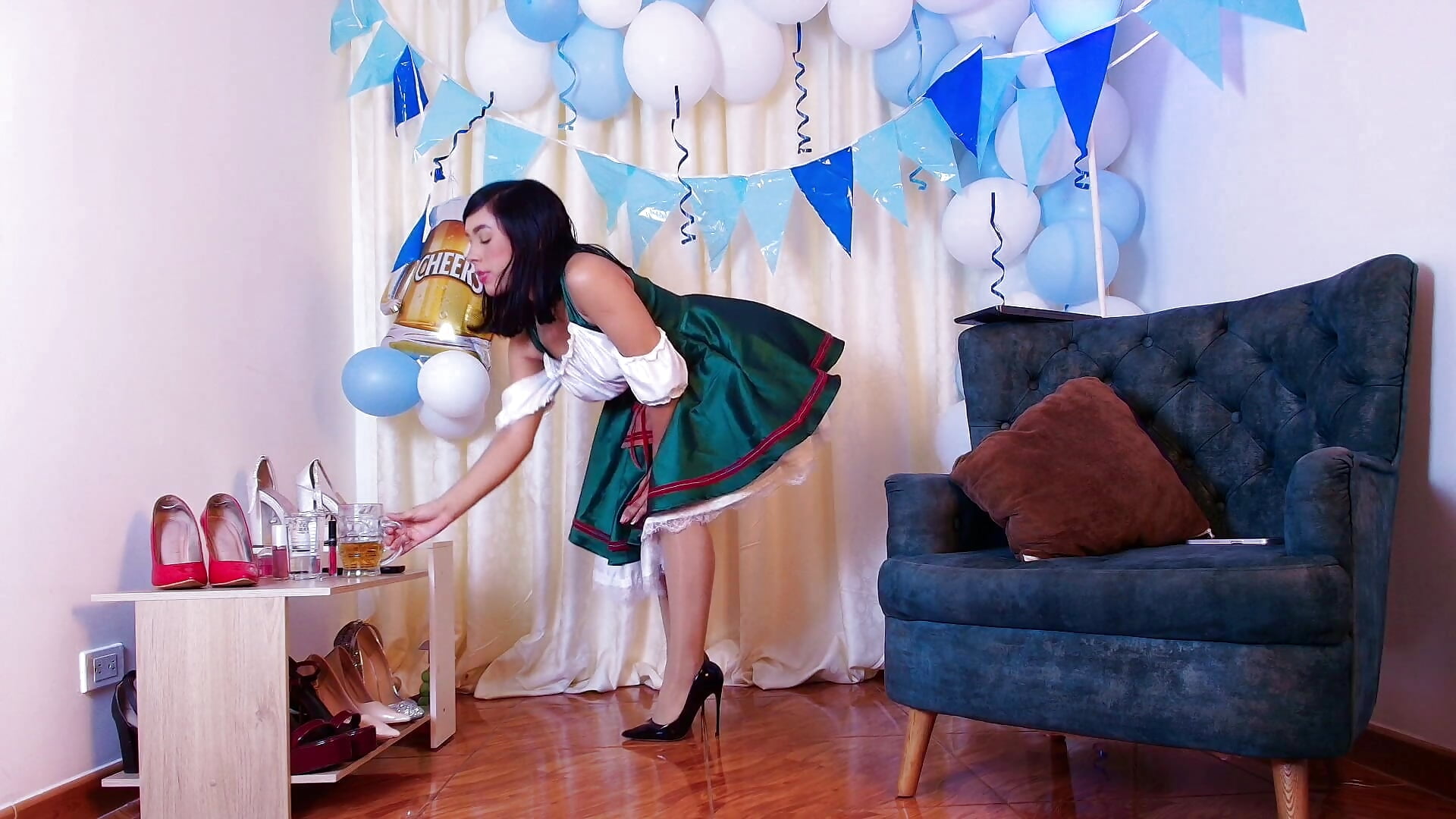 Oktoberfest Party 💚🤍🖤✨ - video di Lil_Audrey modella di cam