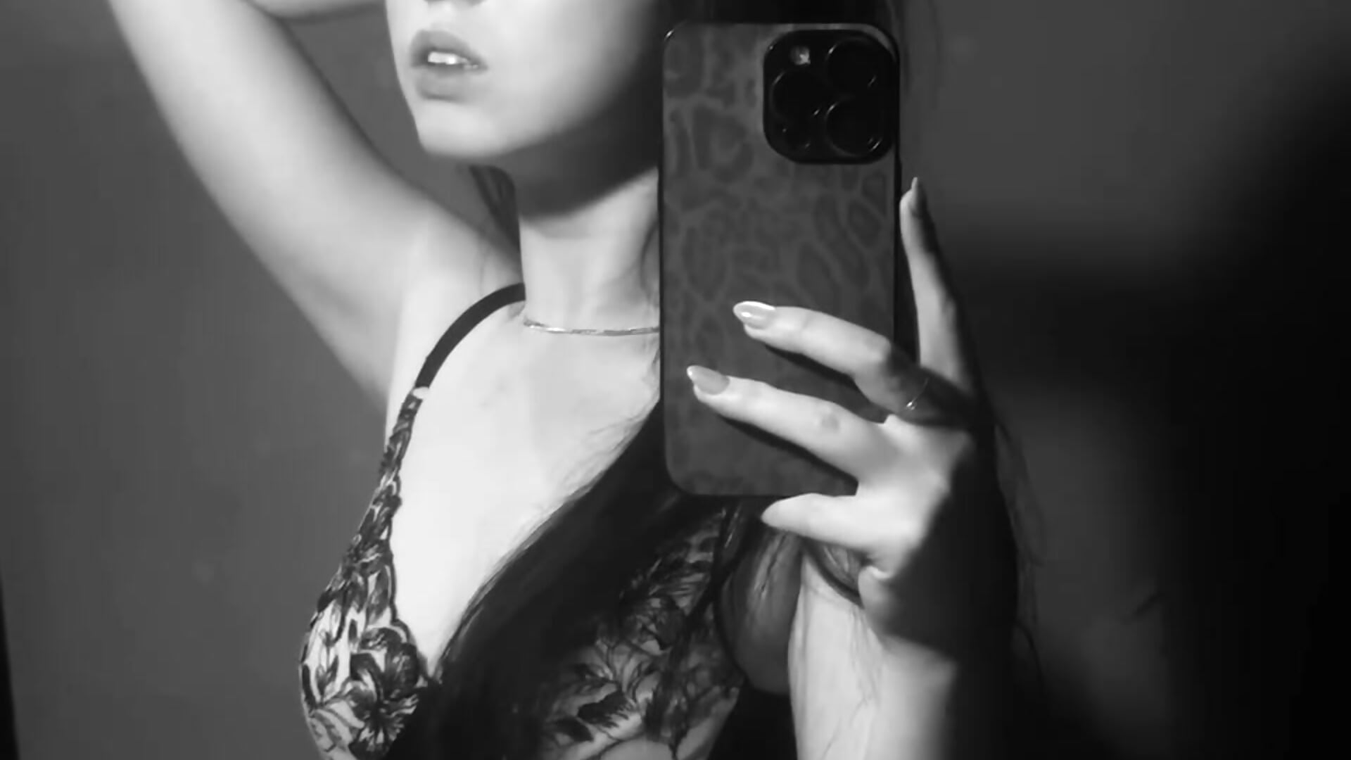 romantic - vidéo du modèle de showcams LeonaBelhumeur