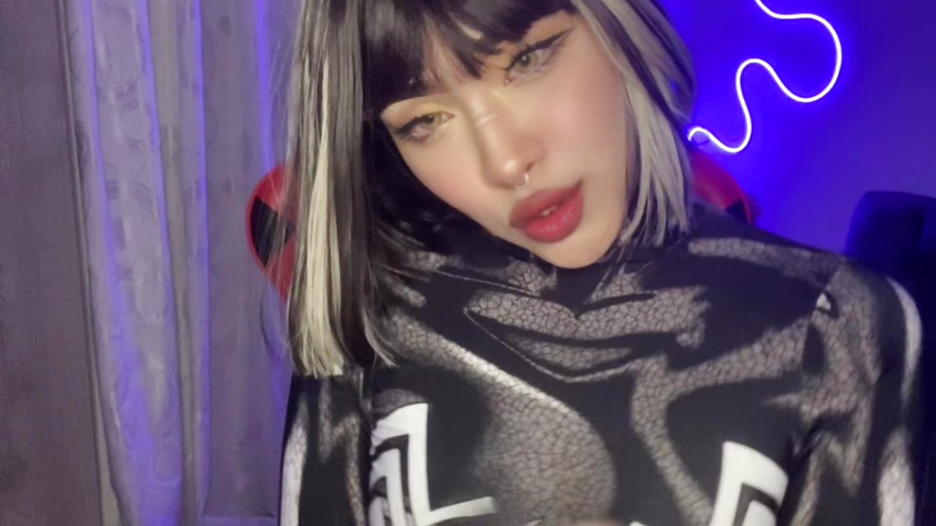 v09044g40000d3nf827og65tv61es7lg - video by Evelyn_gate1 cam model