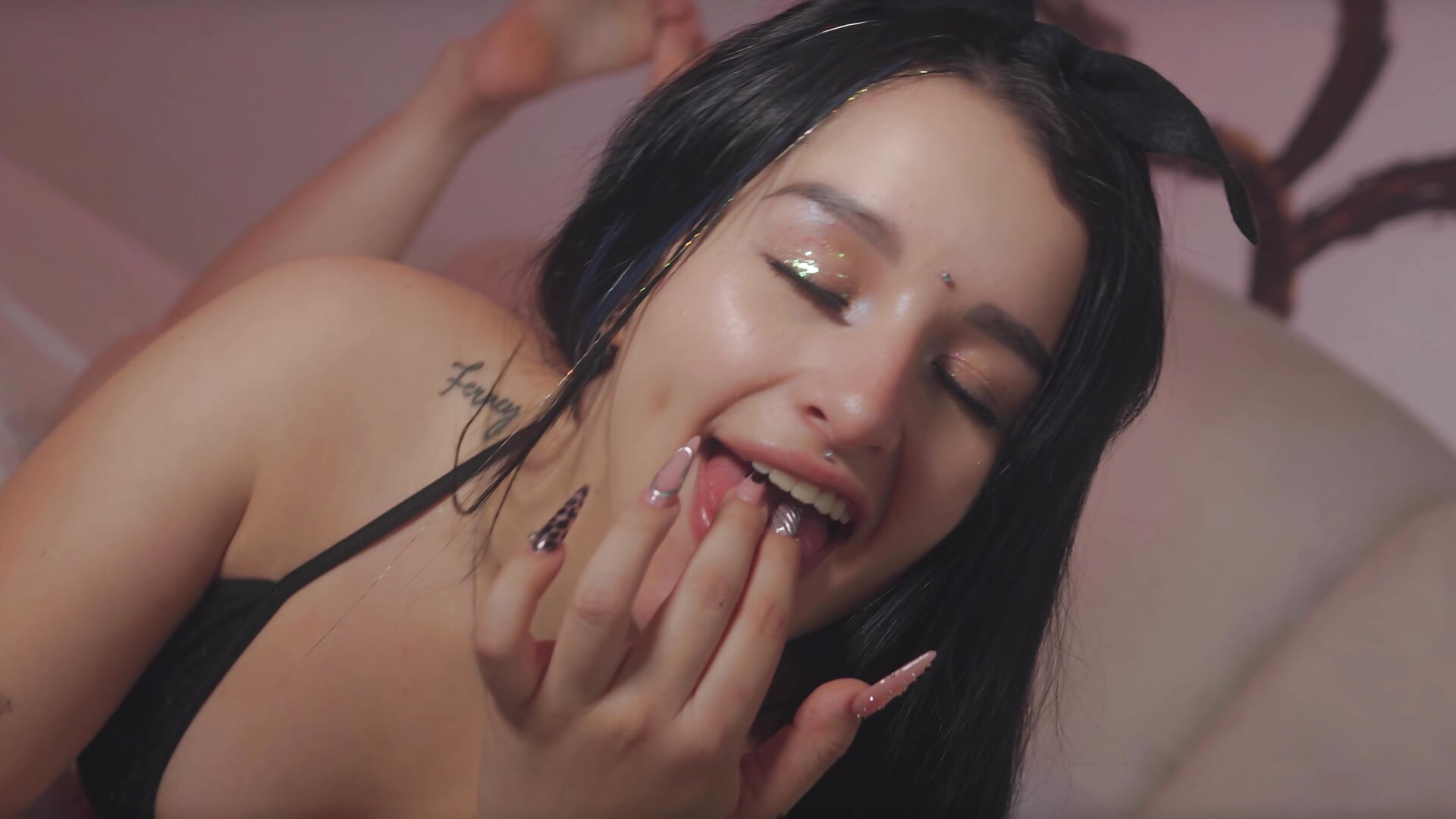 I want your delicious milk in my mouth - video by SaritaBanks_ cam model