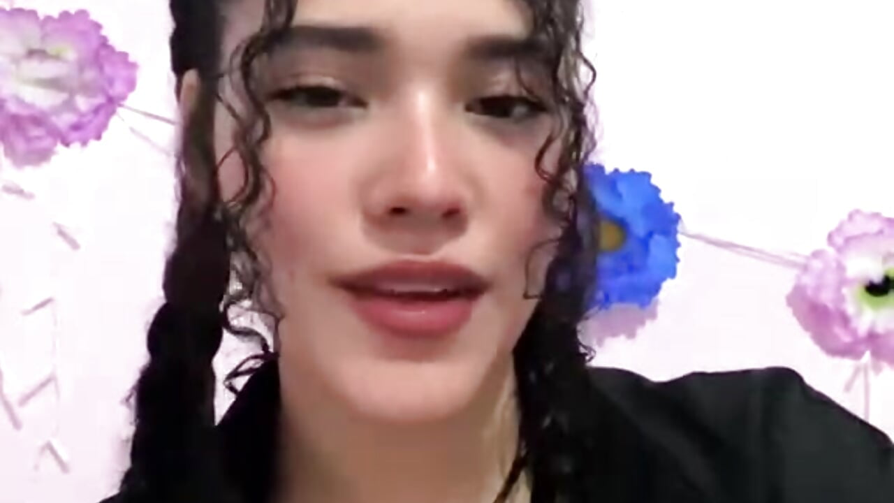 so vain and being very beautiful even at home 🙈💕🤗 - video di Aprilsweet2005 modella di cam