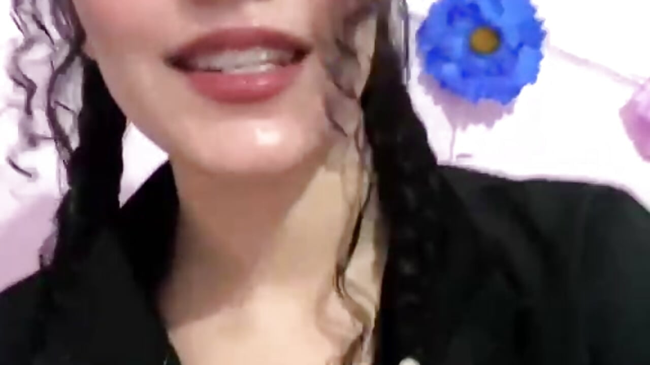 so vain and being very beautiful even at home 🙈💕🤗 - Vídeo de Aprilsweet2005, modelo de vídeos