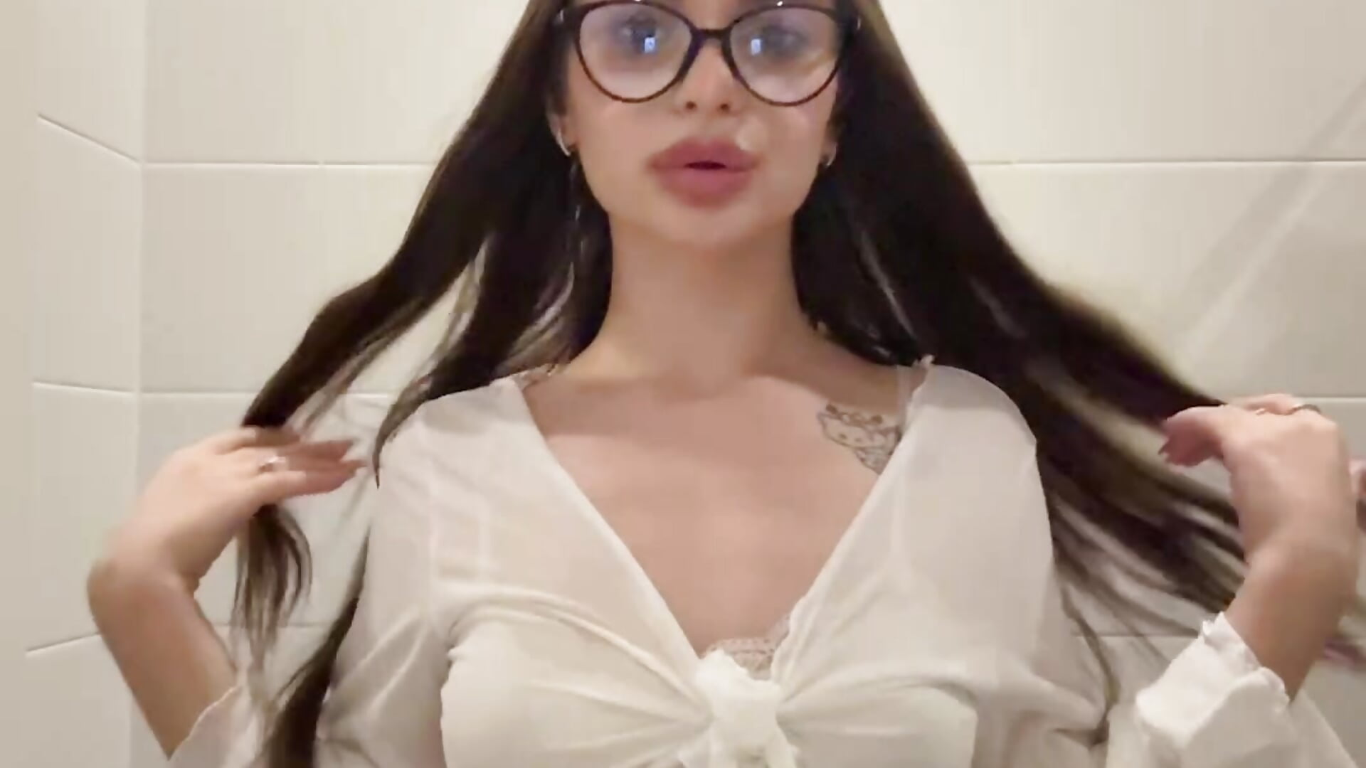 Glasses suit me?😎🥰 - video by LauraHansil cam model