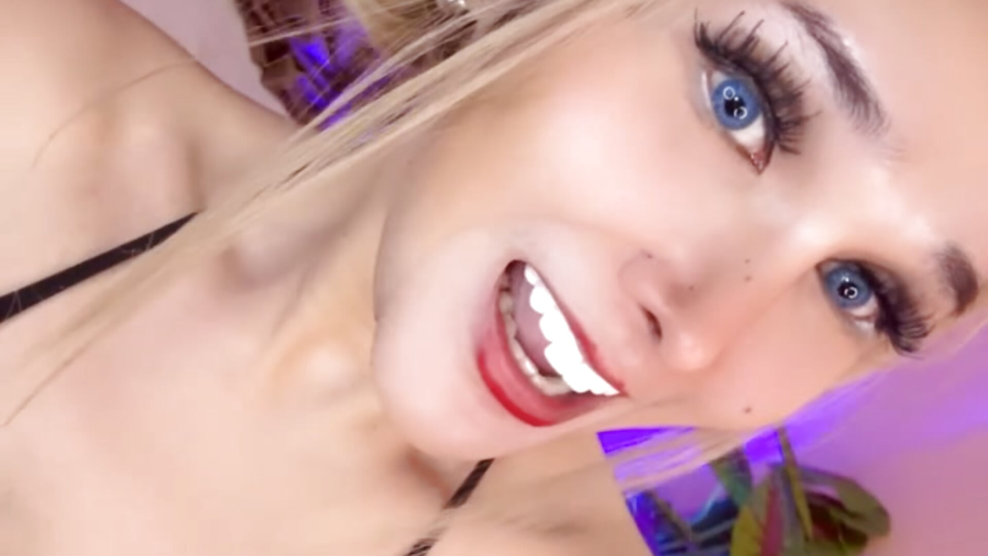 F01C0039-1C79-4846-A51F-9F70AEE7AE42 - video di temptresses28 modella di cam
