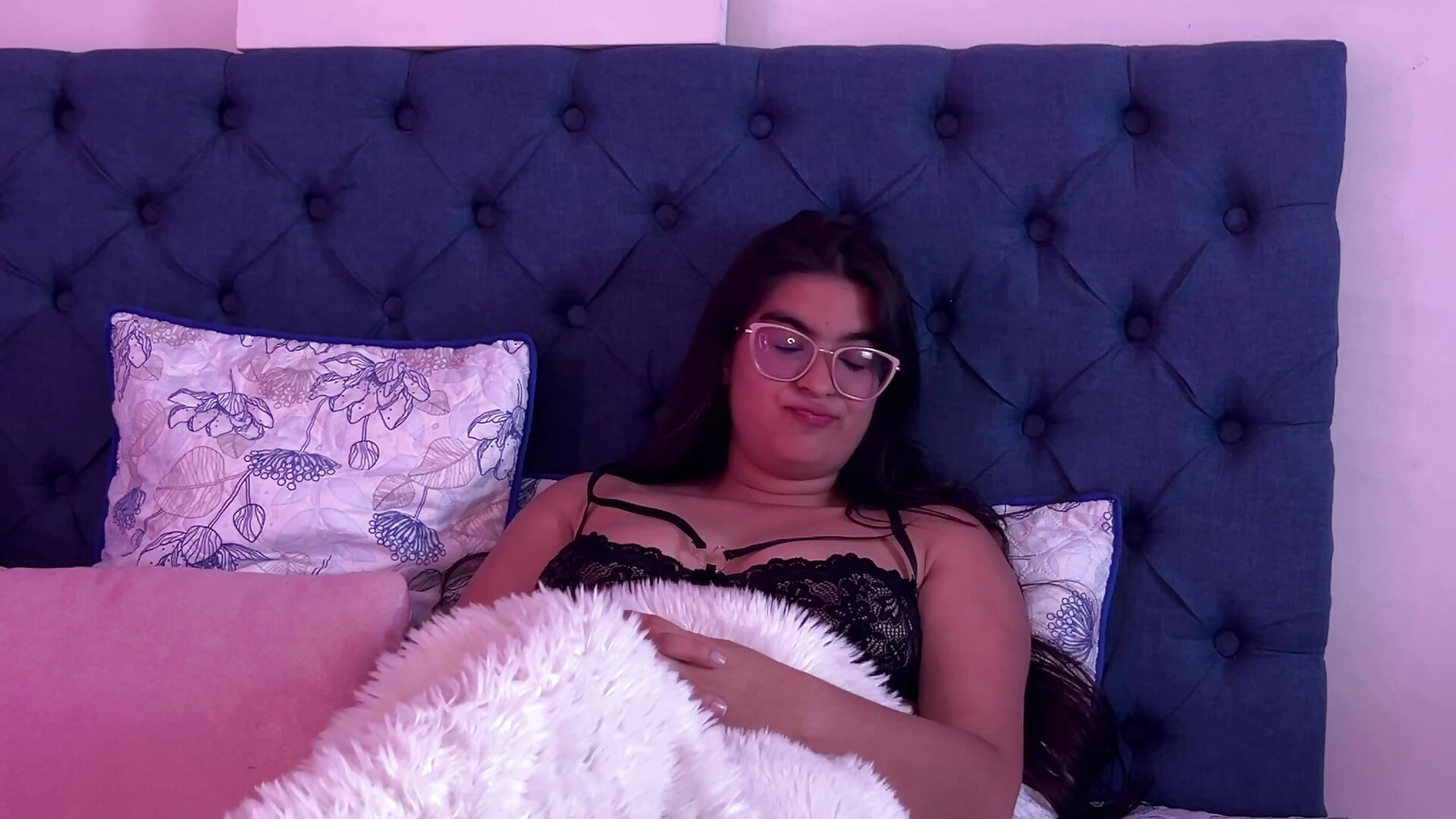 I alone in my house - vidéo du modèle de showcams Luna_Jonnes1