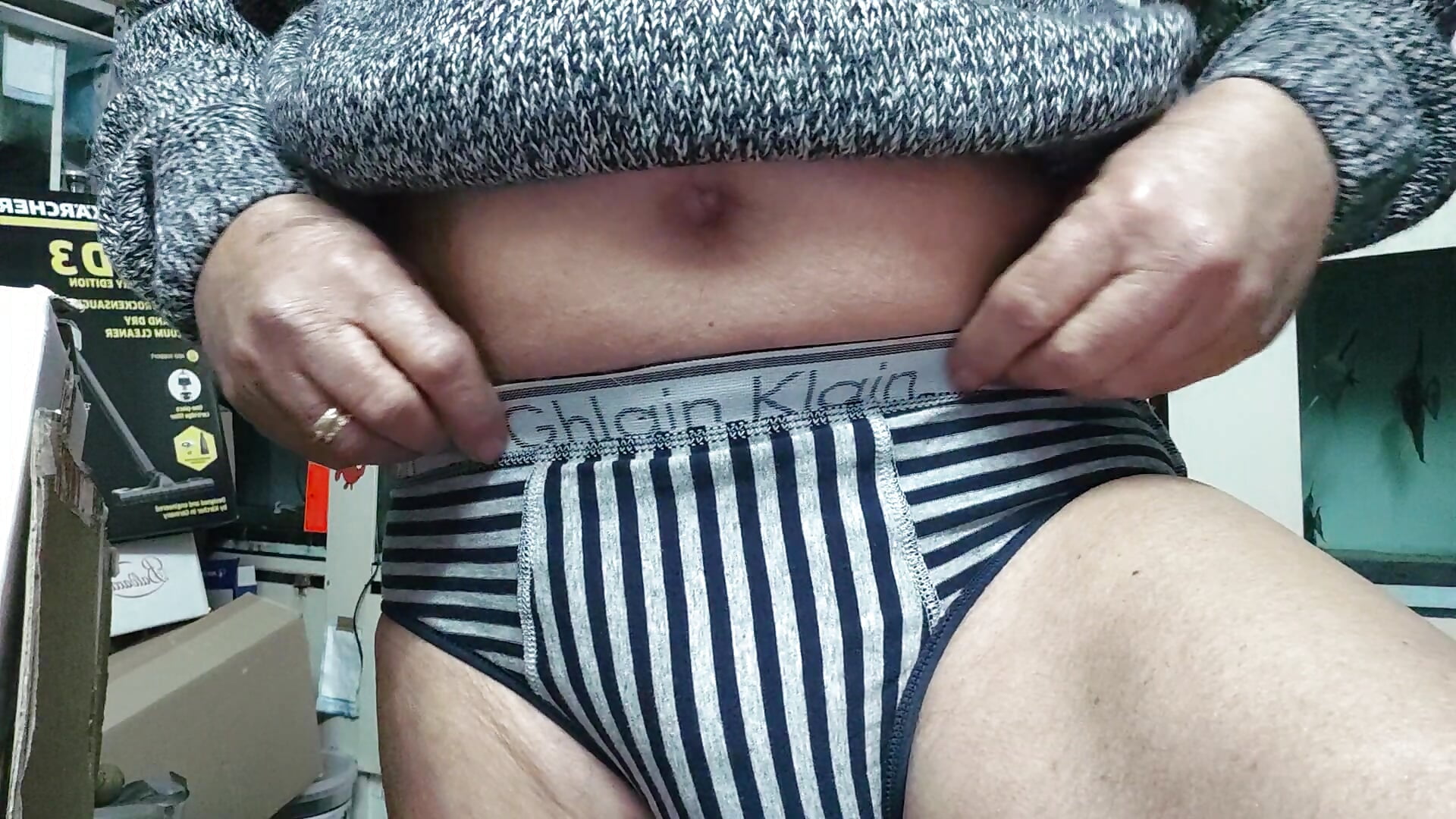 Mi masturbo nella sala dei pesci - video by jhonschen