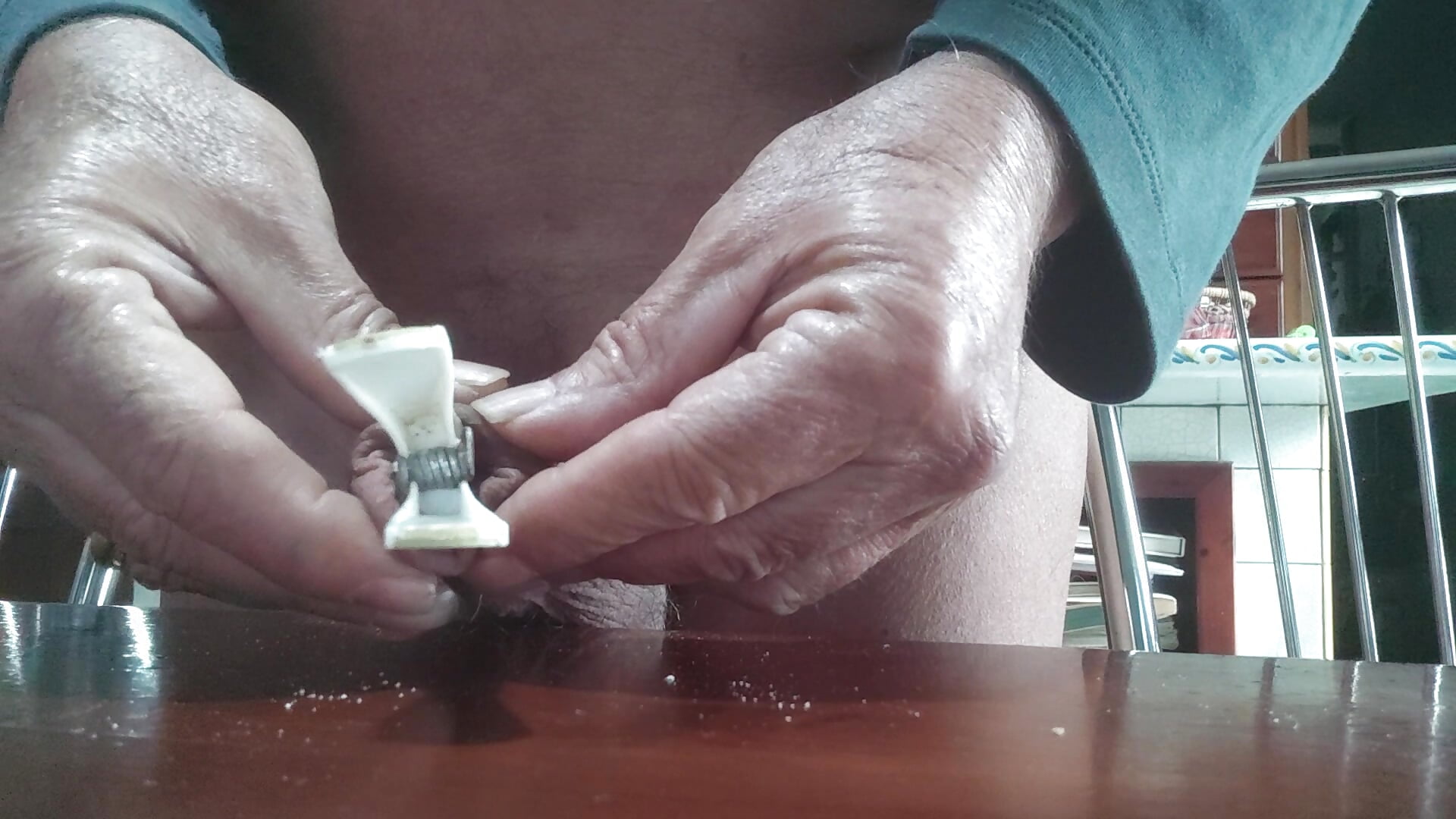 Allargo il prepuzio con unA molletta - video by jhonschen