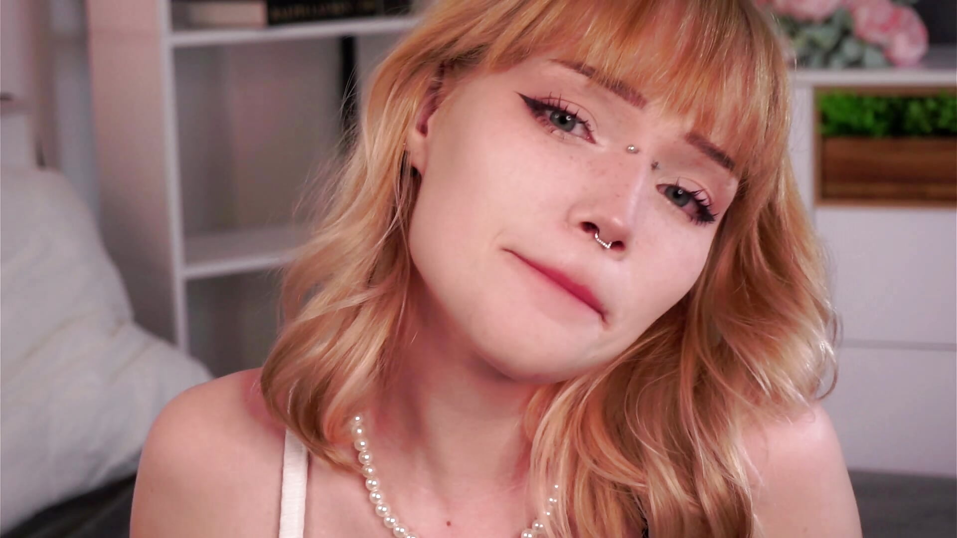 Playing with my tongue💞 - video by RussellGeffert cam model