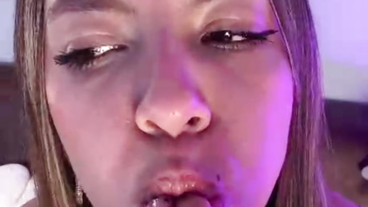 Mi lick in finger full spit ...😈 – video od webkamerové modelky kittyblooms