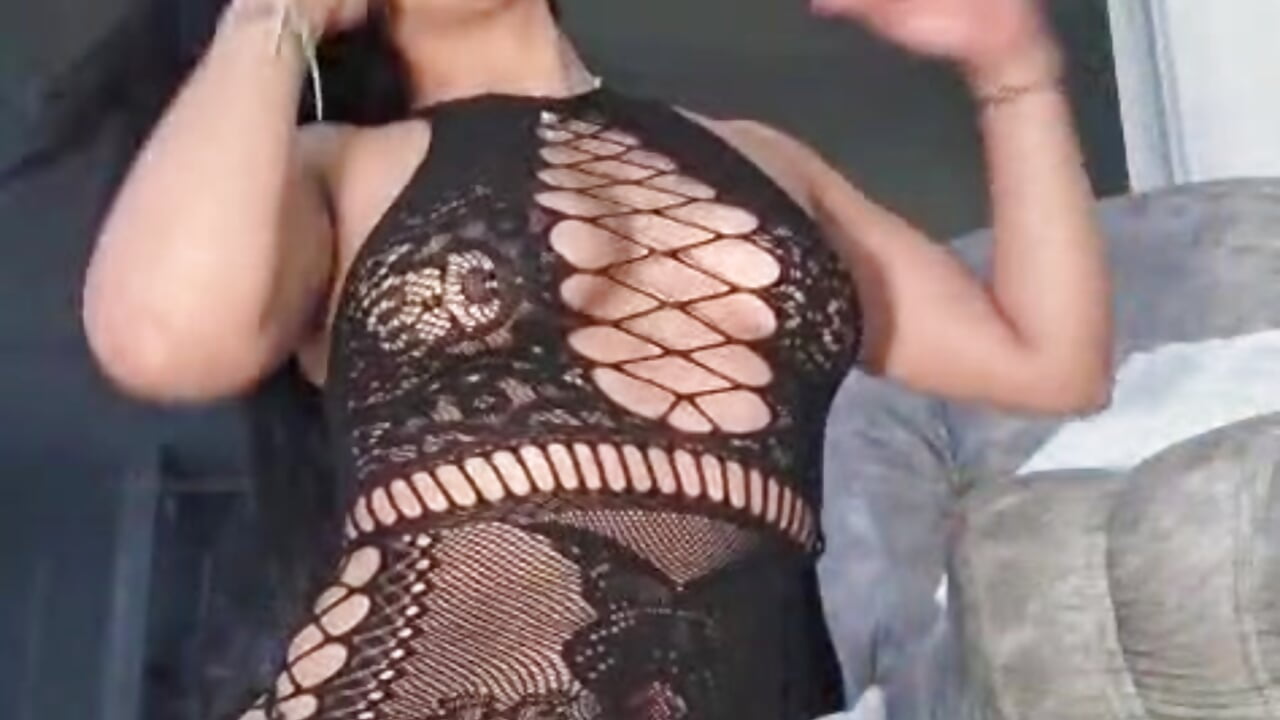 "Fishnet Queen: Curves & Sins 🔥👑" – video od webkamerové modelky lila_queen_