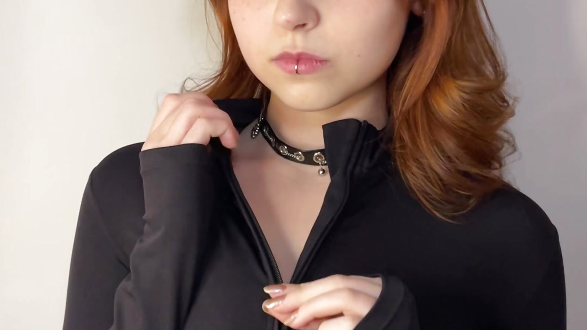 I'm enticing you a little with my suit and the zipper on it 2 – video od webkamerové modelky Land_Of_Ozz