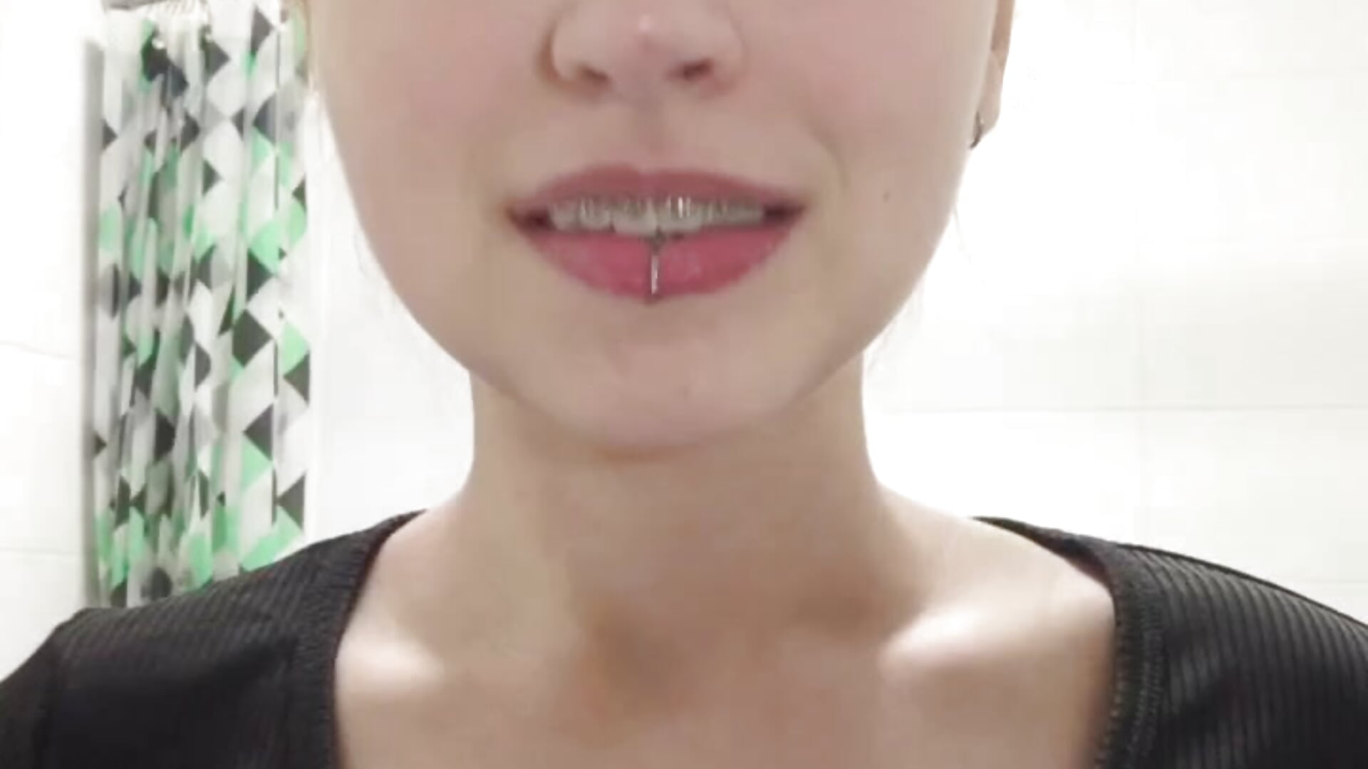 I brush my teeth with dental floss - video di Land_Of_Ozz modella di cam
