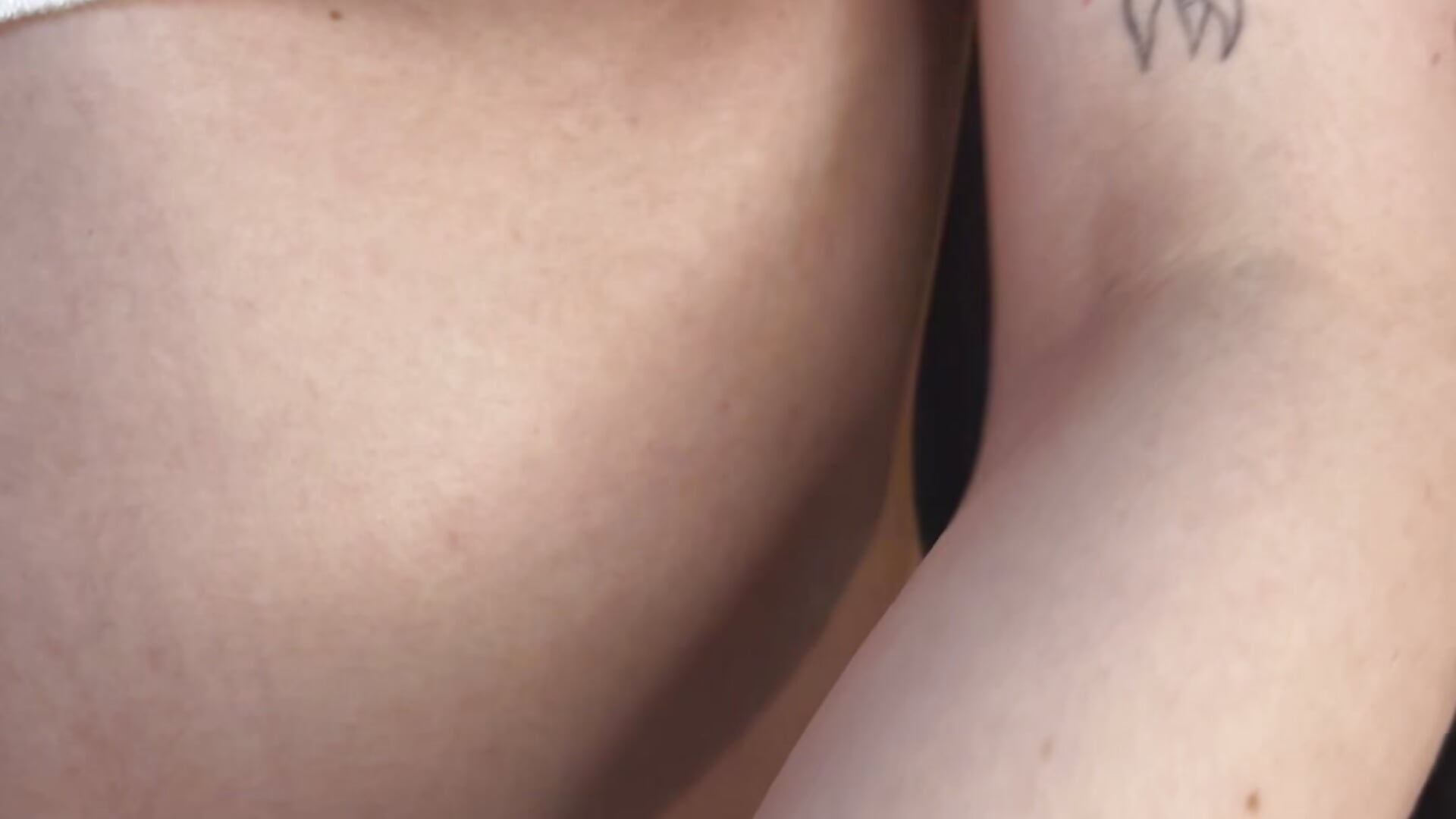 My tattoos – video od webkamerové modelky Land_Of_Ozz