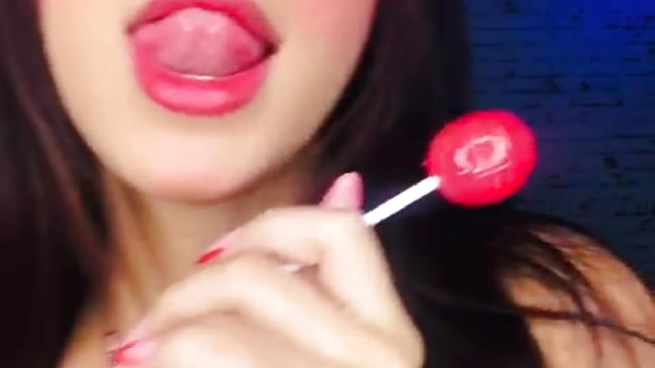 Do you want me to suck your lollipop? - video di valeria_aragon1107 modella di cam