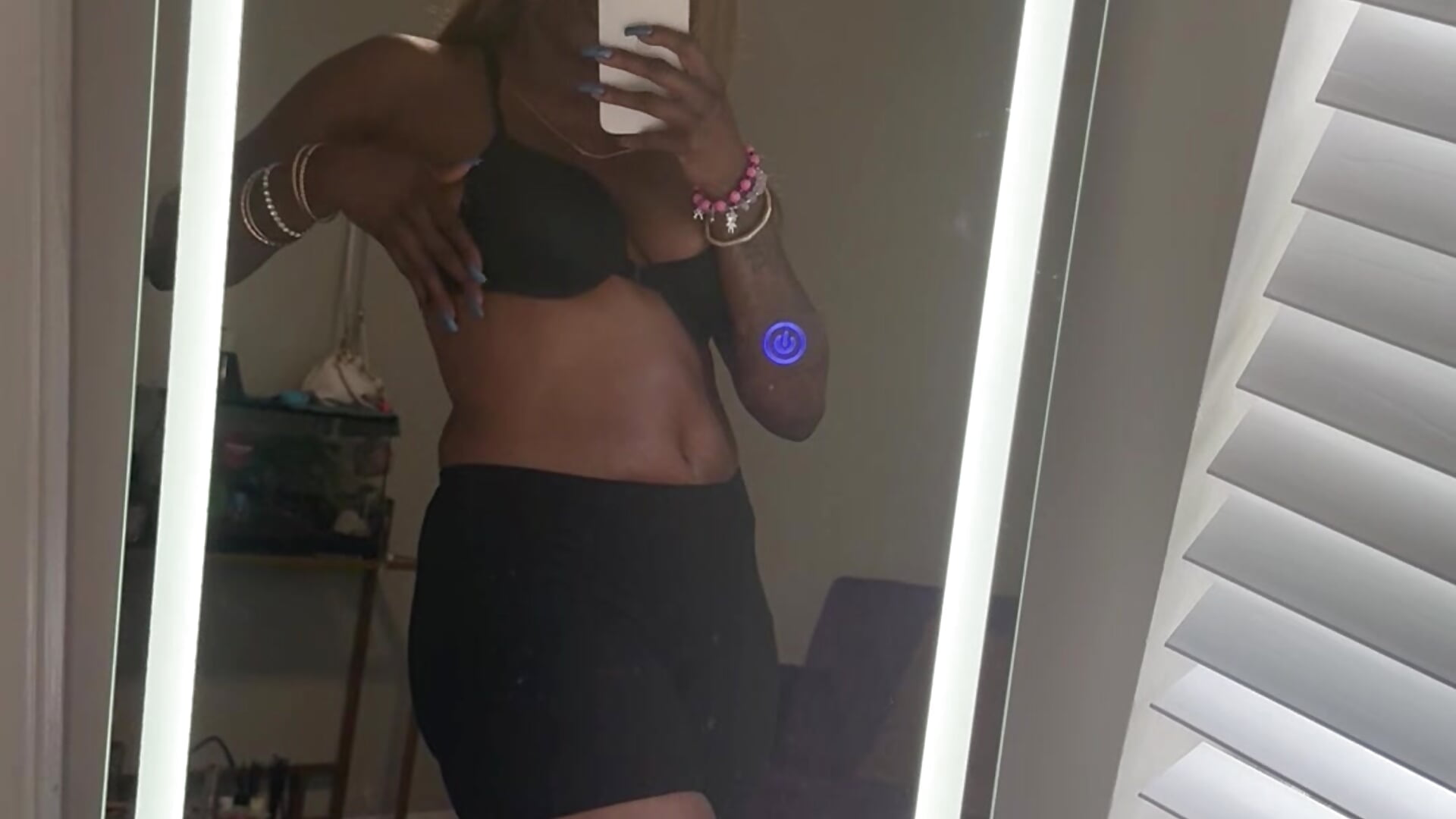 Voice off but hips are on - vídeo de la modelo de cam MadameMuse