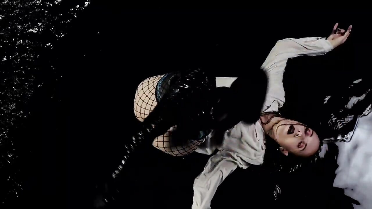 In the water - video by EvaMay4k cam model