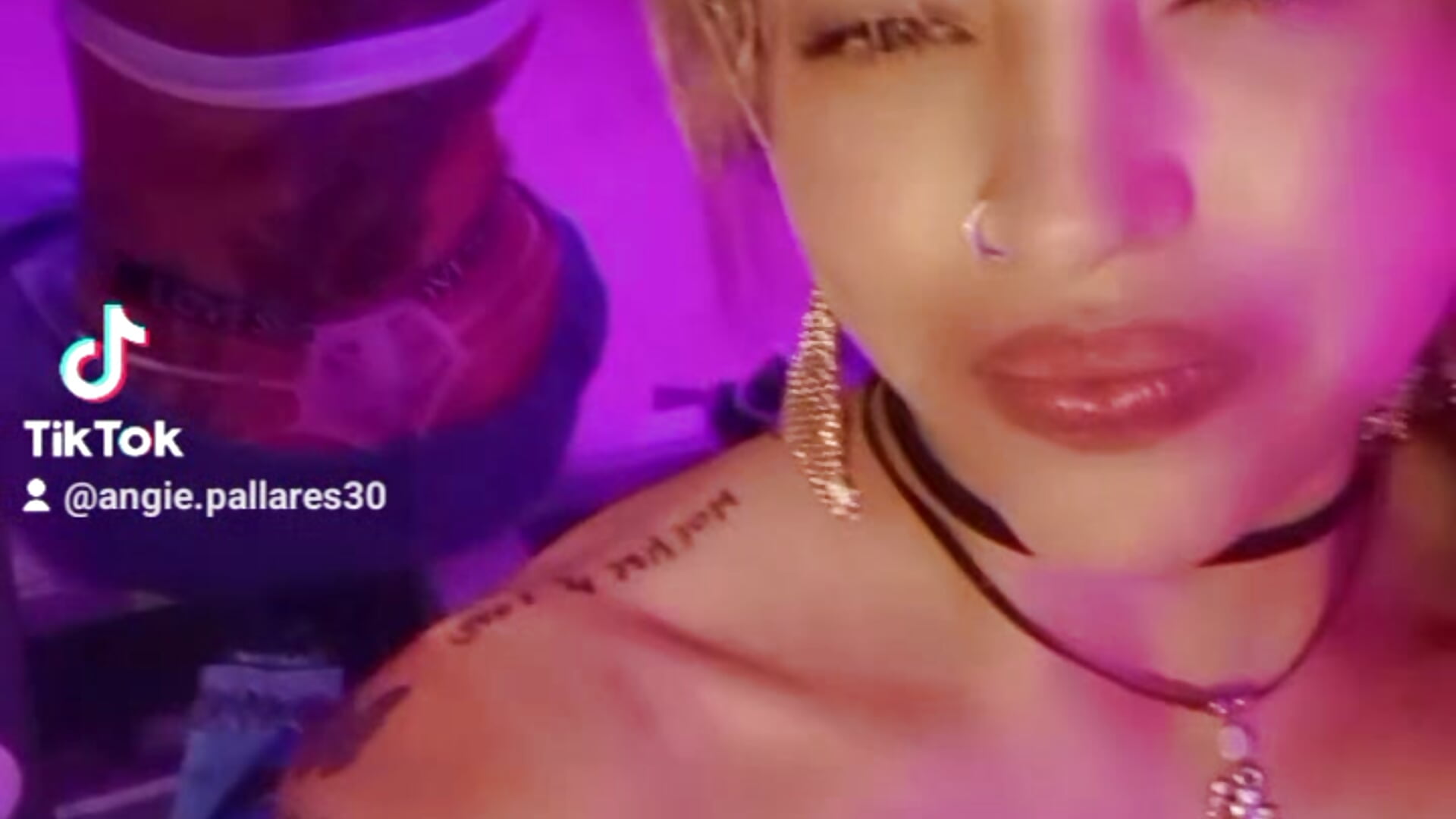 1000007921 – video od webkamerové modelky BellaChiquis_