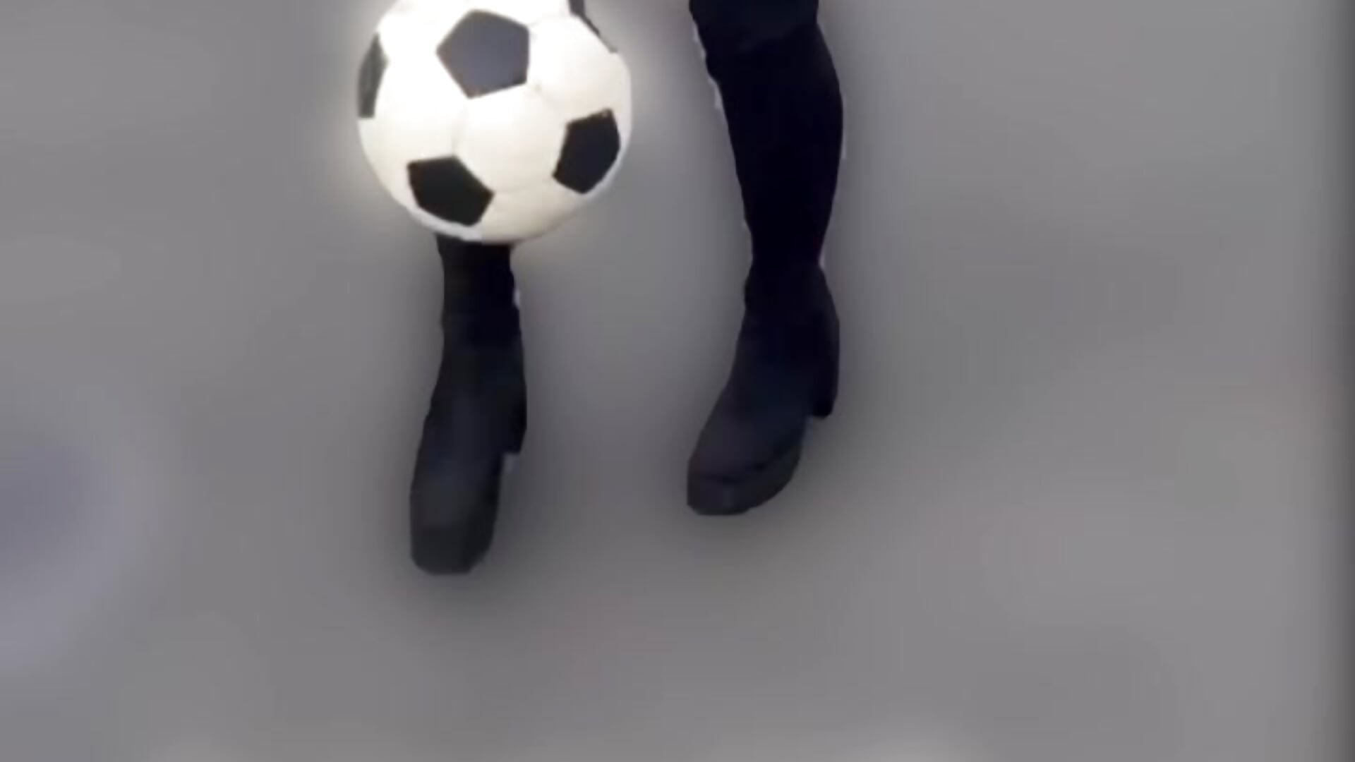 懐かしいハイヒールでのリフティング動画でてきたよ！みんなが言うように靴は関係ない！でも、これでゴリゴリのサッカーはできない！笑このあと足の指めっちゃ痛かったの覚えてる‼️笑