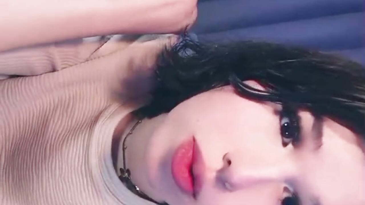 A smart girl… with a very shiny secret - video di ClaudiaSophia modella di cam