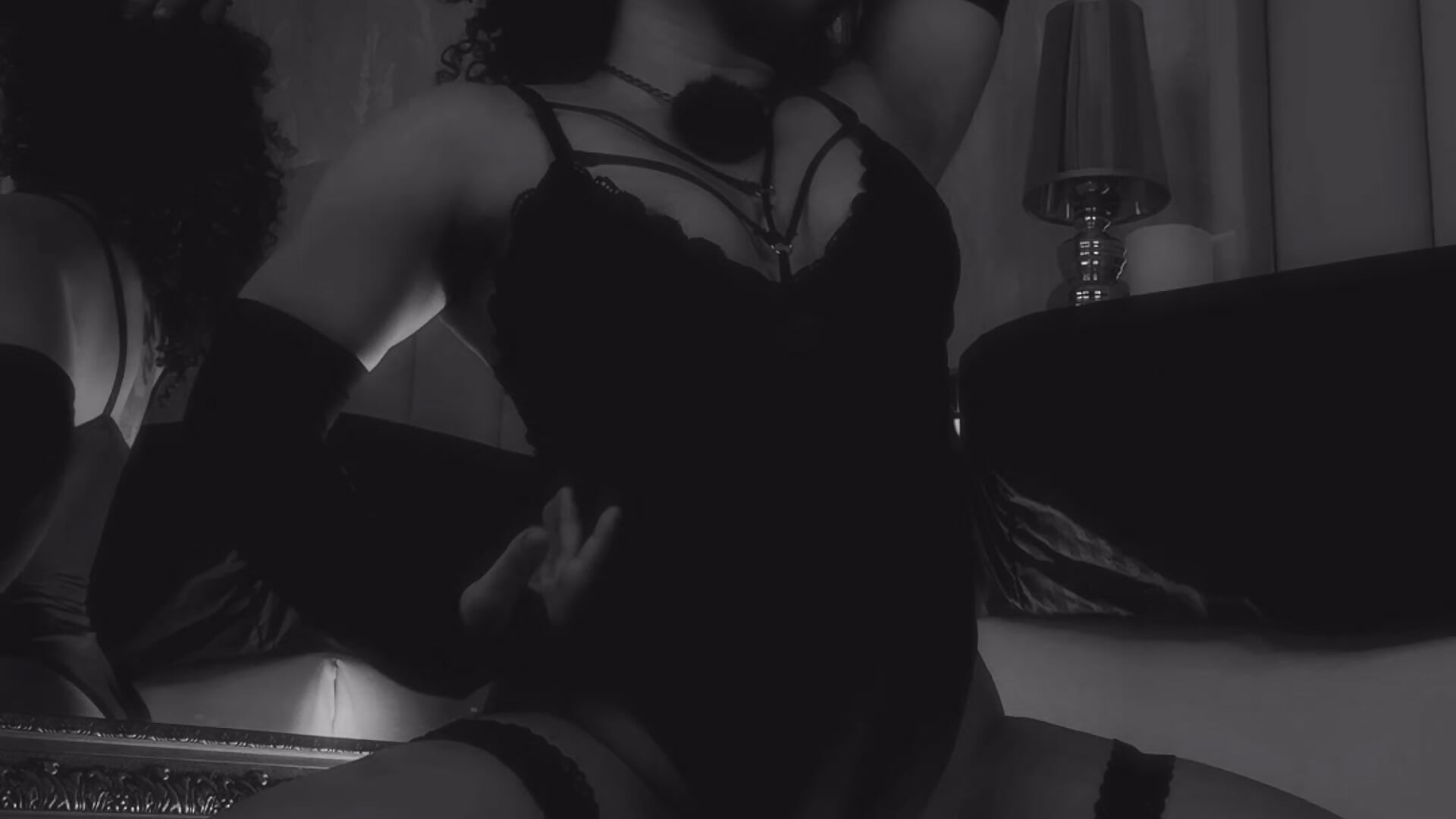 Sexy Body - video by LaraCurls cam model