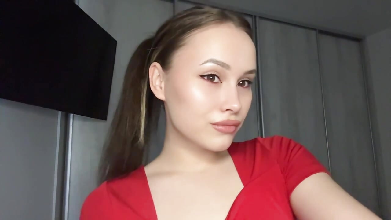 Sweet me - video by Emily_Bridget cam model