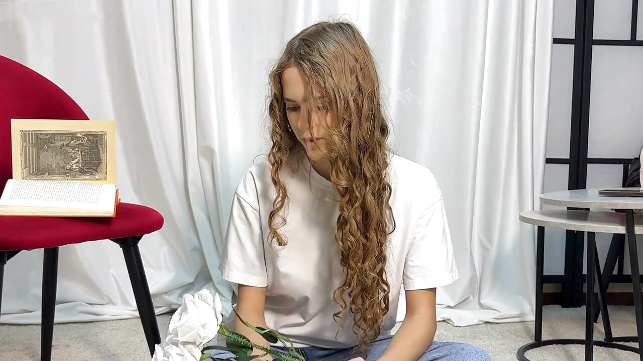 Come and sit closer - video by ErynTing cam model