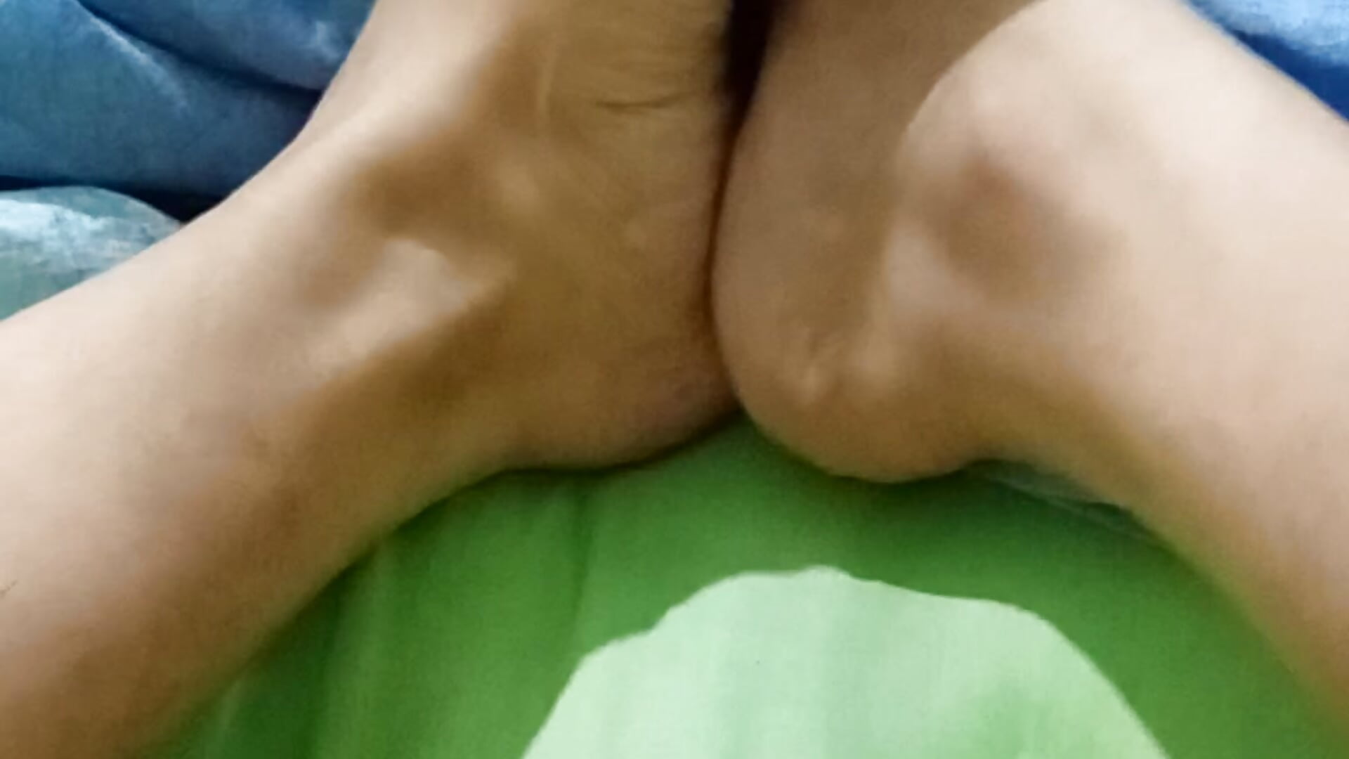 Guardei a porra dele no vídeo e joguei nos meus pés - video av BIADELICIA1 cam model