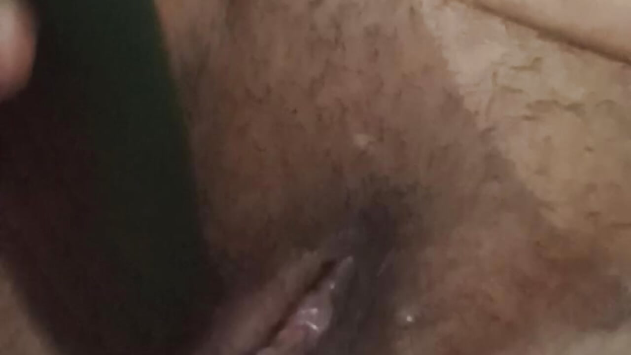 Colocou pepino na buceta e gozou - Vídeo de BIADELICIA1, modelo de vídeos