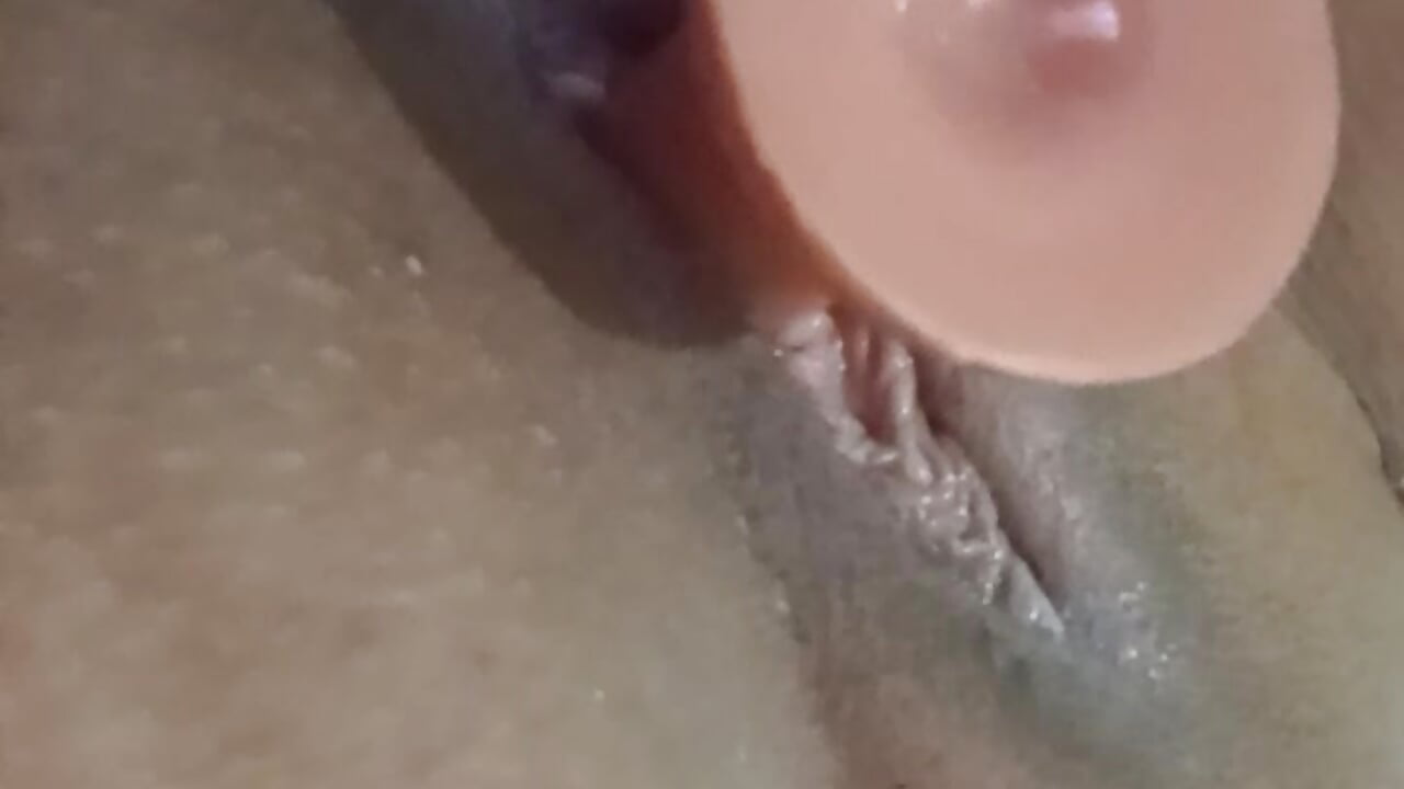 Duas rolas saindo da buceta e gozando vibrador - video by BIADELICIA1 cam model