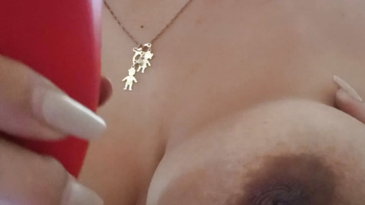 Boquinha chupa meu peito - video by BIADELICIA1 cam model