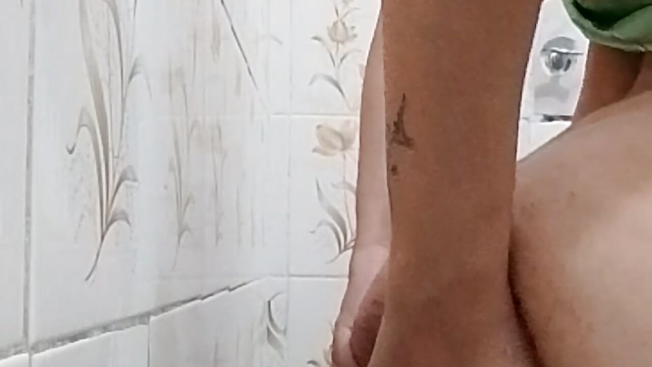 Enfiando e Rebolando no Vibrador - video by BIADELICIA1 cam model