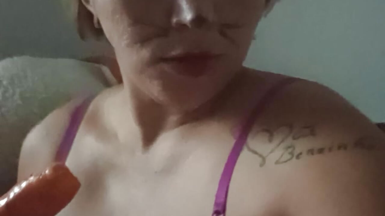 A coelhinha tá on doida querendo cenoura - video by BIADELICIA1 cam model