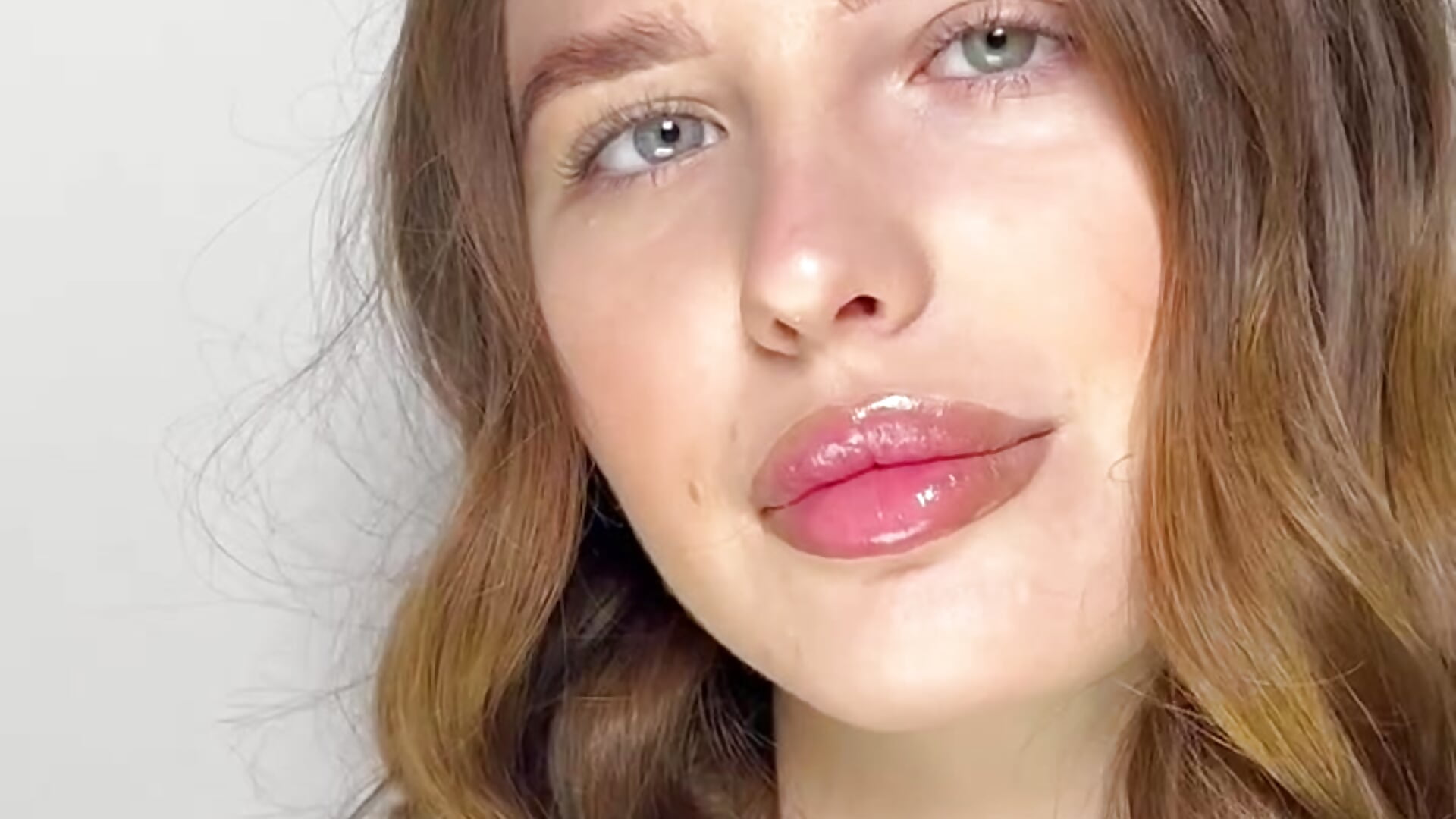 Give those lips a kiss - video by MonaRicci cam model