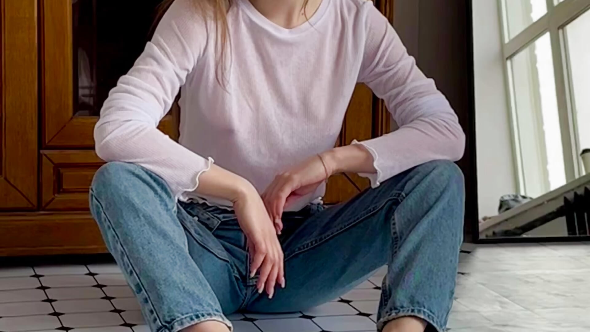 💙🤍 – video modela na kameri Adria_Arjona