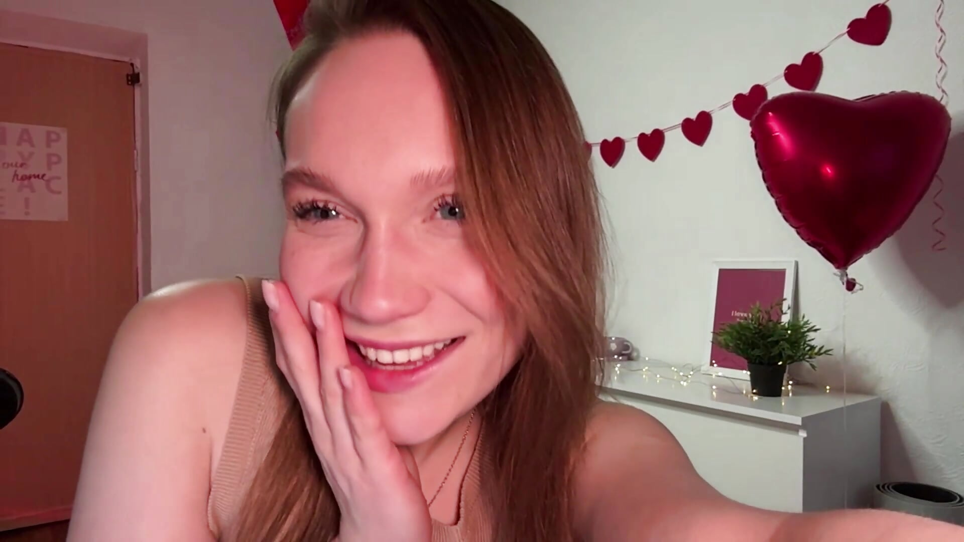 (˶˃ ᵕ ˂˶) – video od webkamerové modelky Kalli_ly