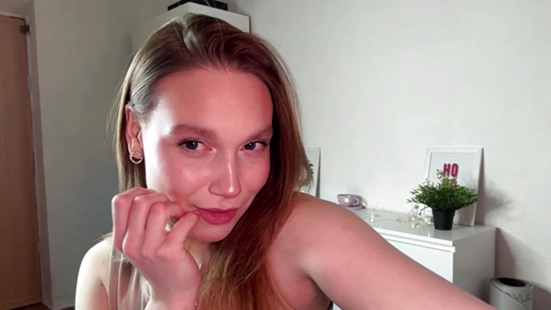(˶ᵔ ᵕ ᵔ˶) – video od webkamerové modelky Kalli_ly