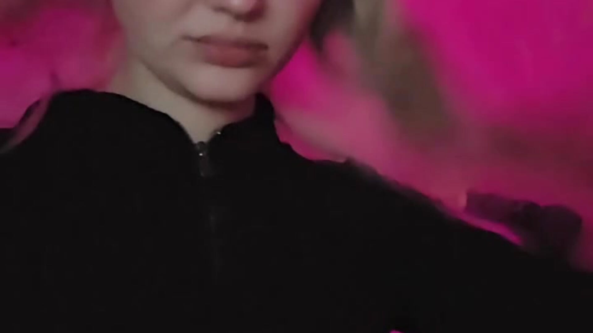 It's raining outside today - vidéo du modèle de showcams KarinRobertson