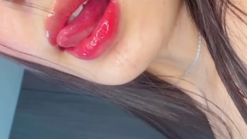 Kiss me! 😘 - video by Eva_Alene1 cam model