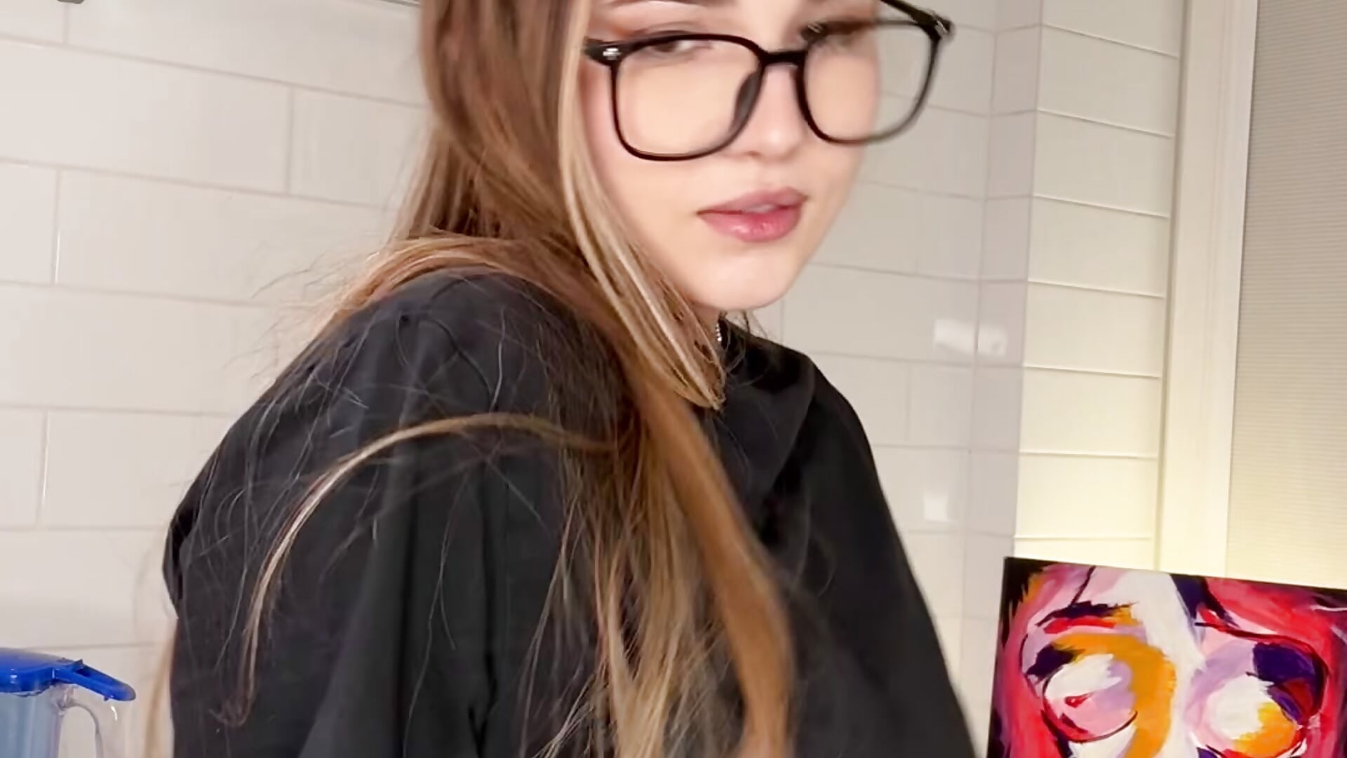 cute dance in the bathroom!!! - Vídeo de LeenaPuita, modelo de vídeos