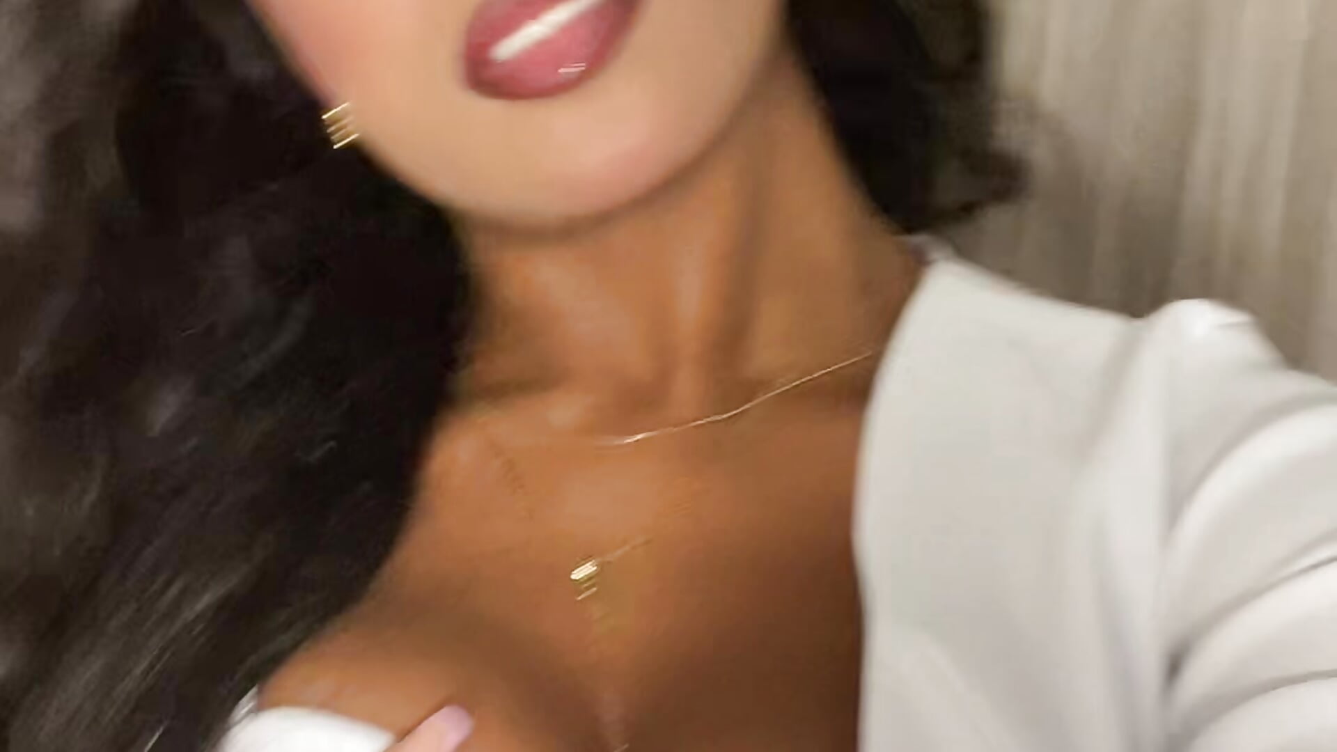 v1c044g50000d7454pnog65vb945s6pg - emilyoliver主播的视频